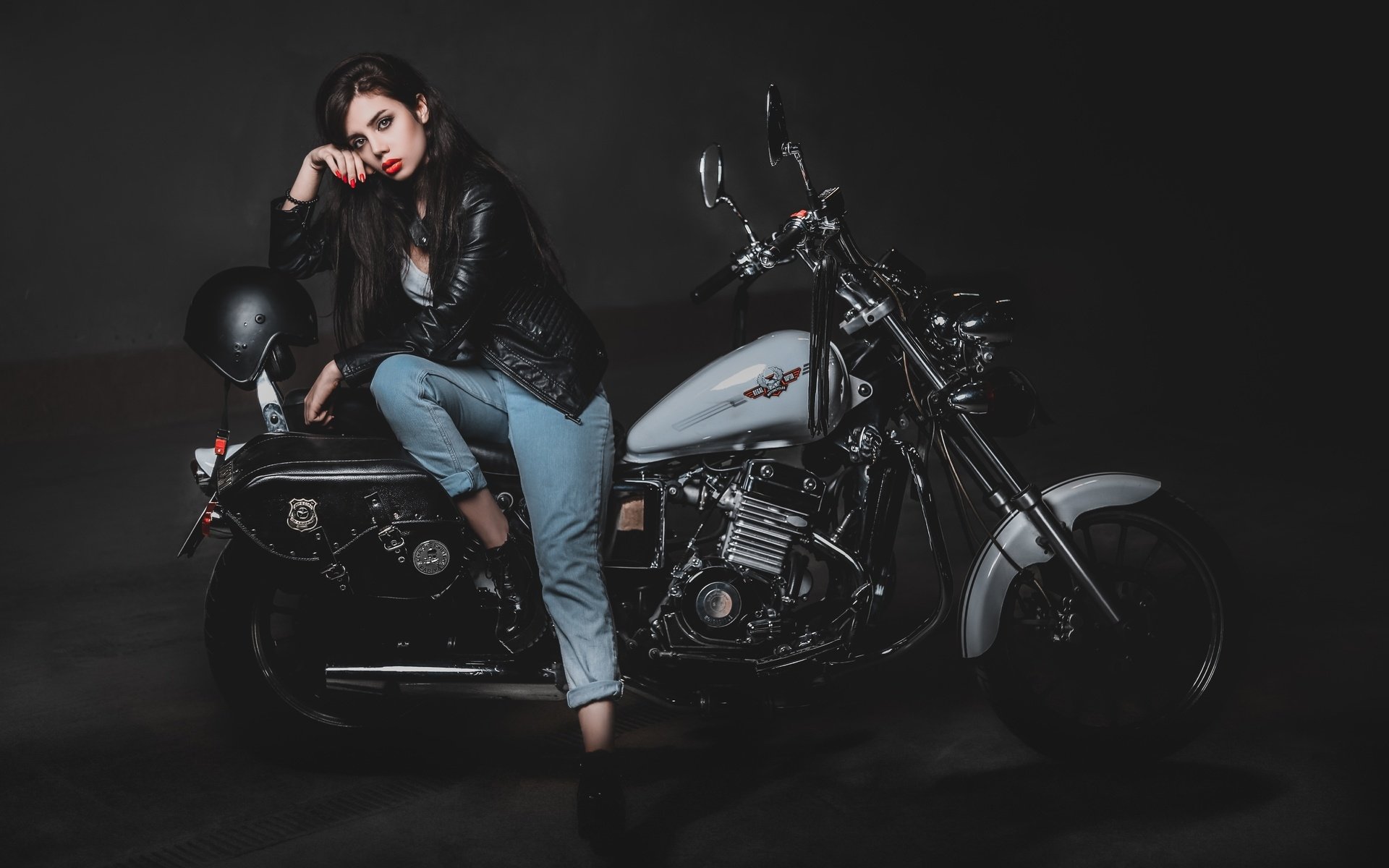Biker girls: style and drive in Antwerp