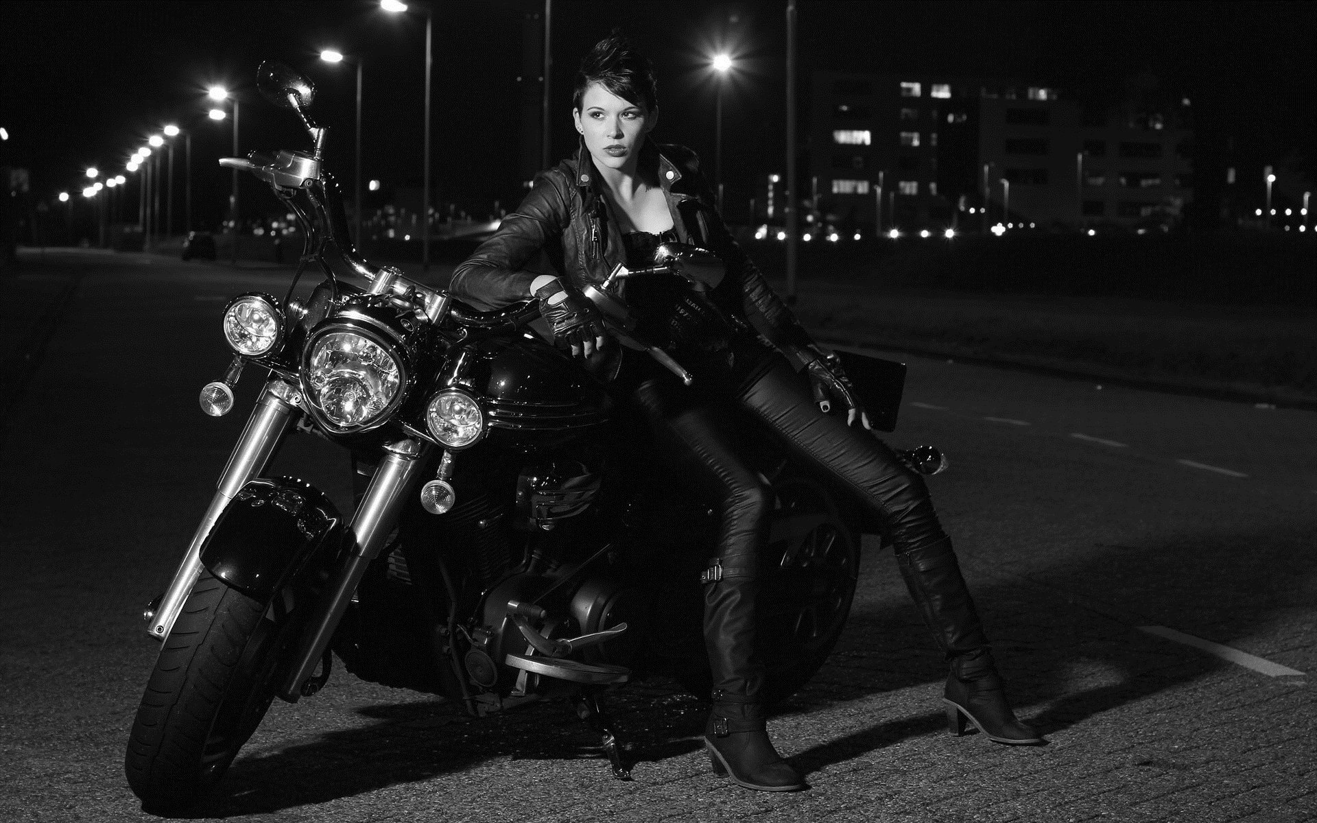 Photo Beautiful girls and motorcycles in Antwerp