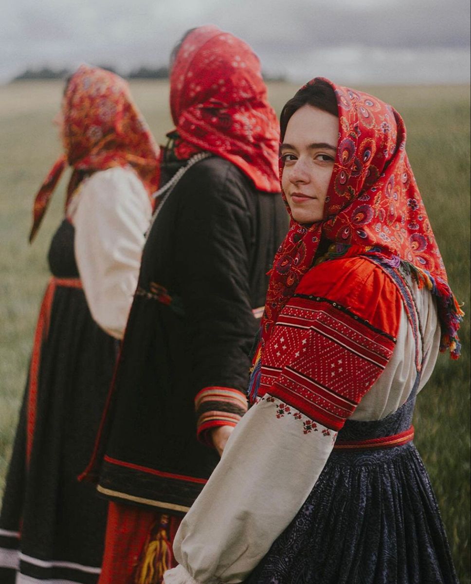 Women in Slavic costumes in Antwerp