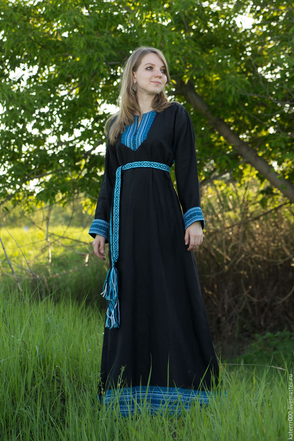 Women in Slavic costumes in Antwerp